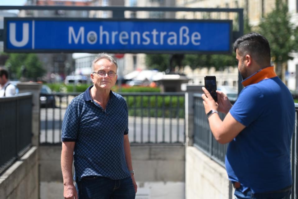 Jürgen Mohr (links) lässt ein Erinnerungsfoto am U-Bahnhof Mohrenstraße machen.<span class="copyright">Reto Klar</span>