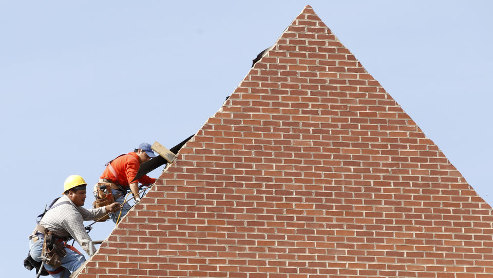 Builders work on the roof of a new housing construction site in Alexandria, Virginia October 17, 2012. Groundbreaking on new U.S. homes surged in September to its fastest pace in more than four years, a sign the housing sector's budding recovery is gaining traction.
The Commerce Department said on Wednesday housing starts increased 15 percent last month to a seasonally adjusted annual rate of 872,000 units. That was the quickest pace since July 2008.
REUTERS/Kevin Lamarque  (UNITED STATES - Tags: BUSINESS REAL ESTATE)