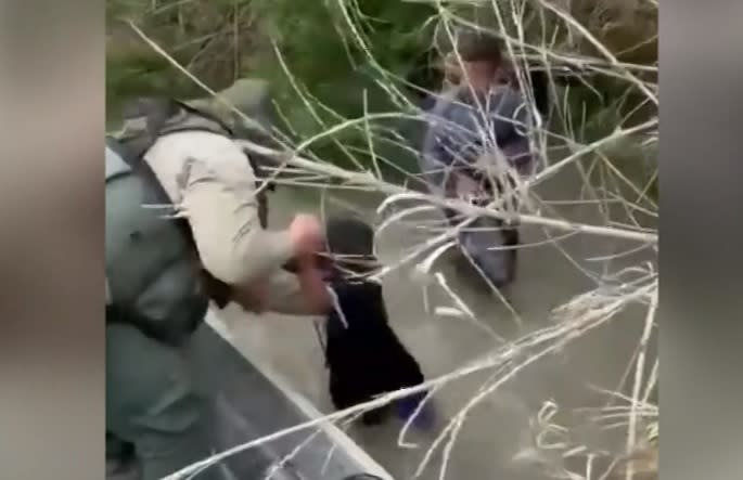 Dos niños varados en  una isla del Río Grande son rescatados por un agente de la Patrulla Fronteriza que patrullaba  en su bote. (Captura de Pantalla / Patrulla Fronteriza / CNN)