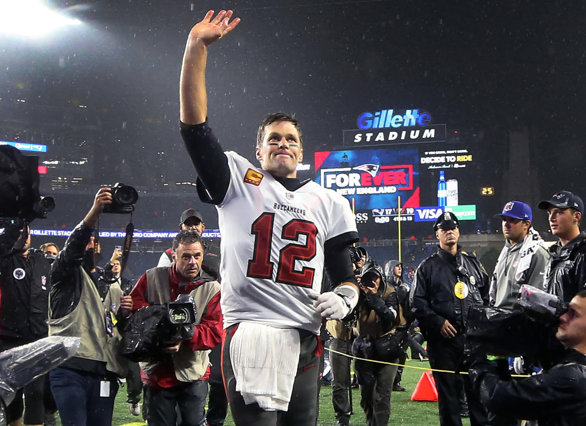 Back On The Field, Brady Leads Patriots 33-13 Against Cleveland