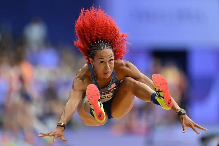 La estadounidense Taliyah Brooks compite en el salto en largo del heptatlón femenino de la prueba de atletismo de los Juegos Olímpicos de París 2024