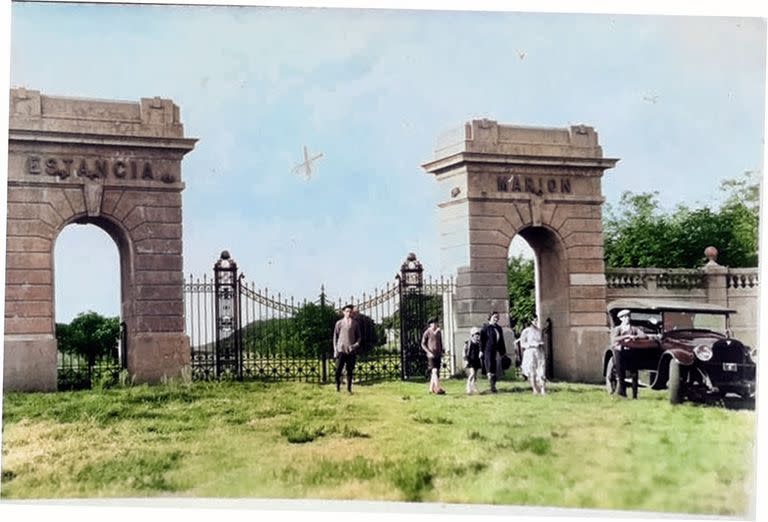 Ingreso a la estancia La Marion, alrededor de 1930, cuando Eduardo, príncipe de Gales y heredero de la corona británica pasó unos días junto a su hermano Jorge, el duque de Kent