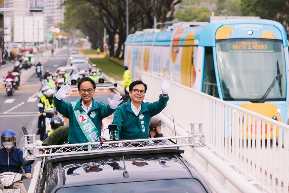  陳其邁陪同李昆澤車隊掃街。 圖：李昆澤辦公室提供