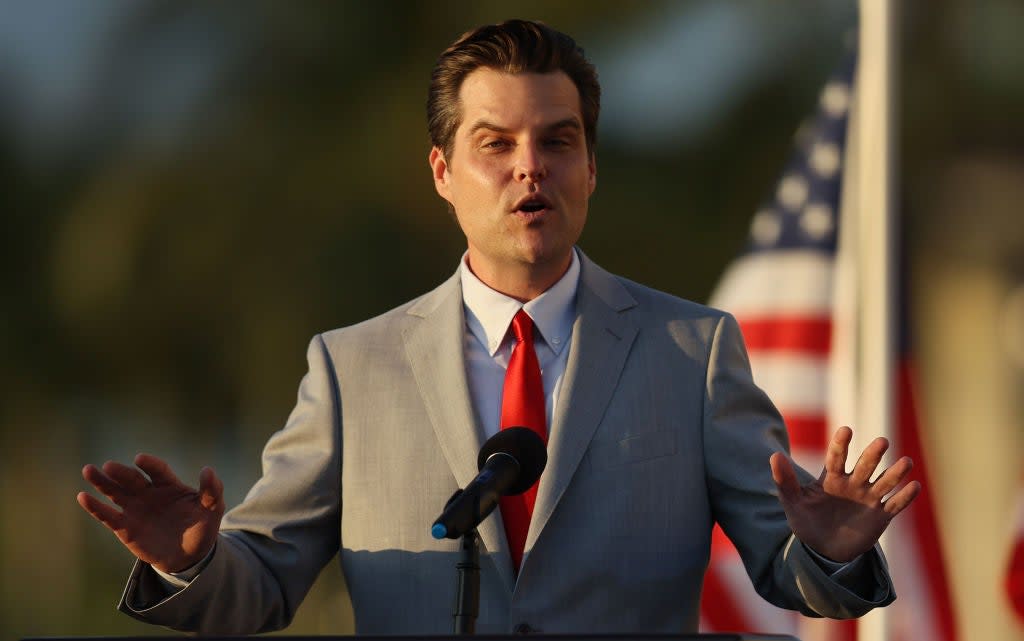 El representante republicano Matt Gaetz habla durante la “Cumbre Save America” en el resort de golf Trump National Doral el 9 de abril de 2021 en Doral, Florida. Gaetz se dirigió a la cumbre organizada por Women for America First mientras el Departamento de Justicia está investigando al congresista por acusaciones de sexo con un menor y tráfico sexual de niños. (Getty Images)