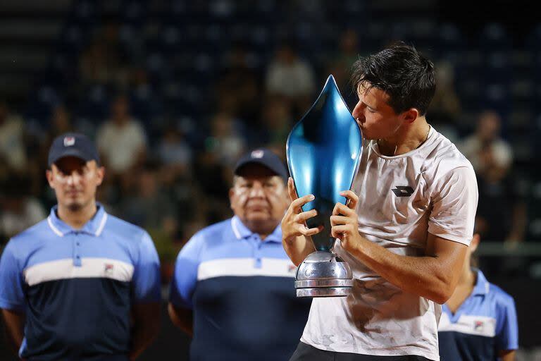 Darderi besa el trofeo como campeón del Córdoba Open