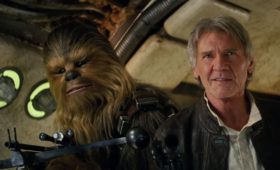 Als einer der wenigen Actionhelden der 80-er gehört Harrison Ford, inzwischen stolze 78 Jahre alt, noch immer zu den Superstars in Hollywood. 2015 spielte er in "Star Wars: Das Erwachen der Macht" noch einmal Han Solo (Bild). 2017 war er in "Blade Runner 2049" zu sehen. Und 2022 soll er tatsächlich noch einmal als Indiana Jones die Peitsche schwingen ... (Bild: 2015 Lucasfilm Ltd. & TM / Disney)