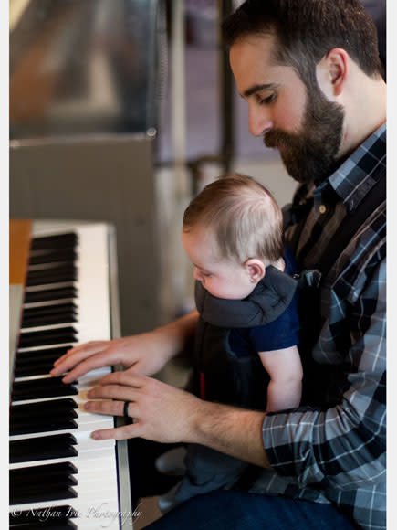 Watch This Piano-Playing Dad Soothe His Baby Son to Sleep in Just Seconds| Kids & Family Life, Real People Stories, The Daily Smile