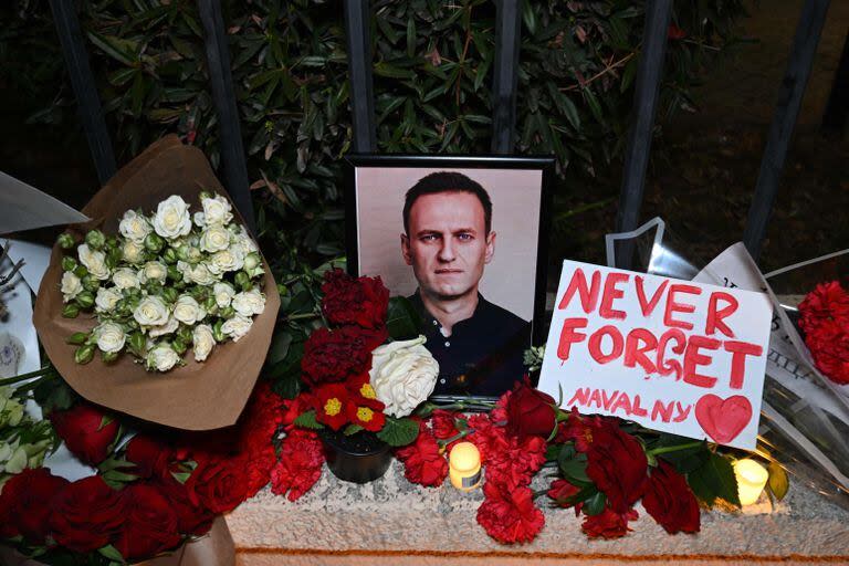 Manifestantes se reúnen el 16 de febrero de 2024 frente al antiguo edificio de la embajada rusa en Tbilisi, después del anuncio de que el crítico más prominente del Kremlin, Alexei Navalny, había muerto en una prisión ártica
(Vano SHLAMOV / AFP)