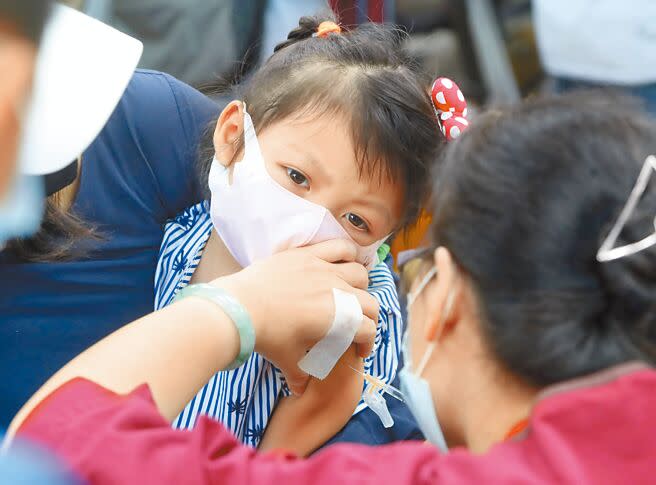 首批127萬劑幼兒輝瑞BNT疫苗預計本周五到貨，可望下周六、日開打。圖為北市一位小朋友接種新冠疫苗。（鄭任南攝）