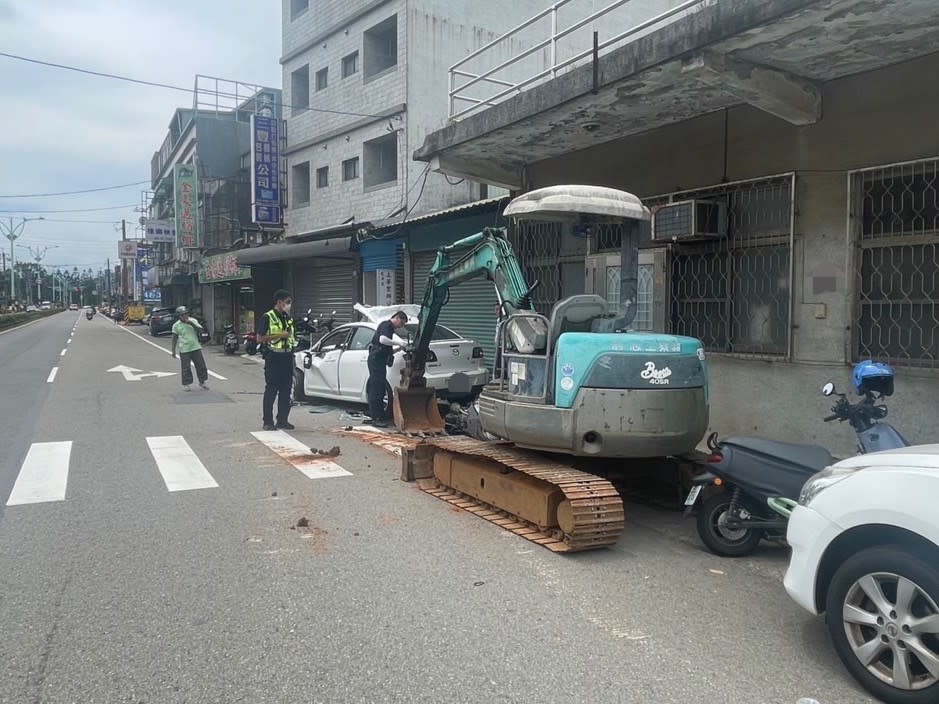 男子操作怪手，把一輛白色轎車砸爛。翻攝畫面