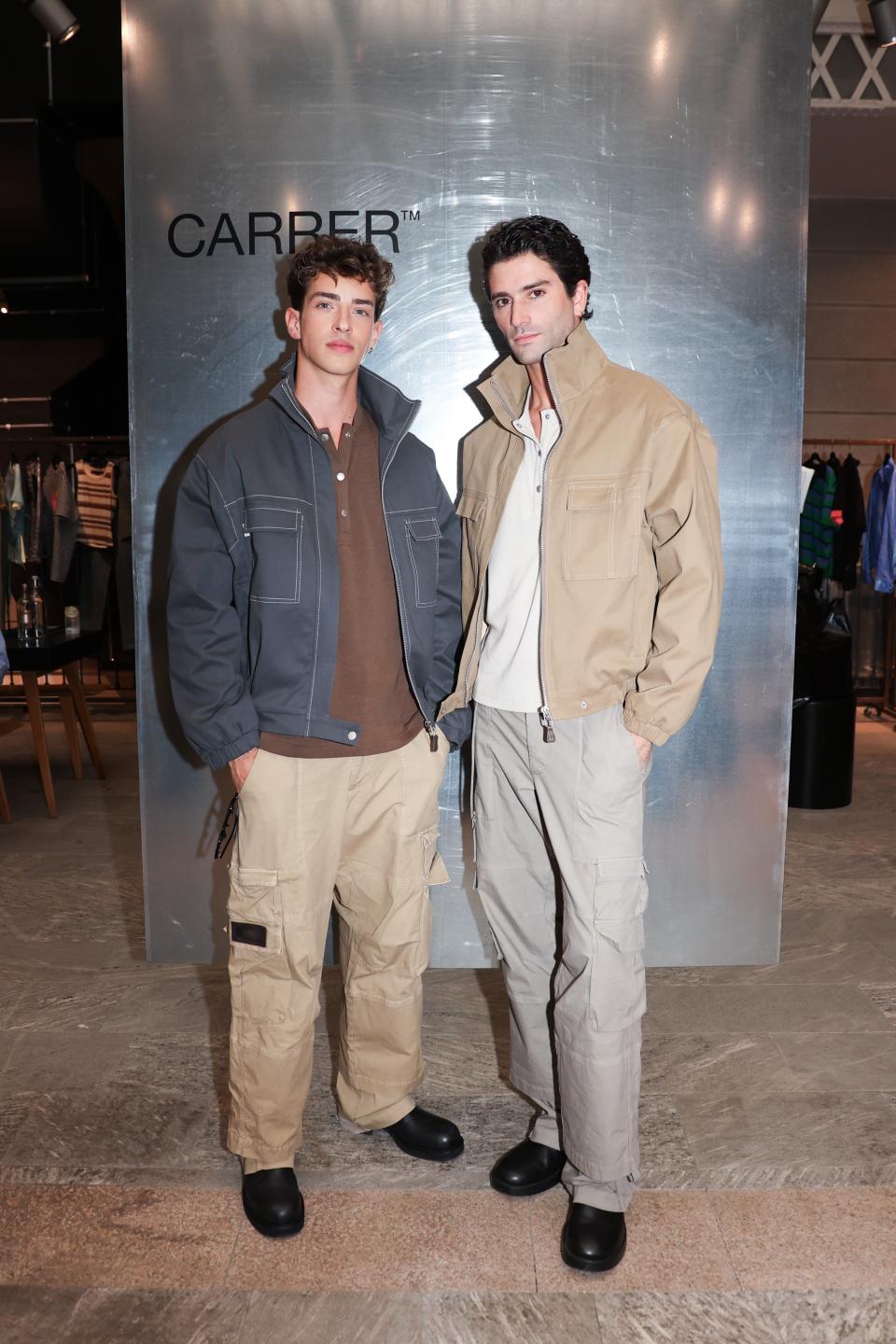 Ο Manu Rios και ο Marc Forné φορούν Carrer.