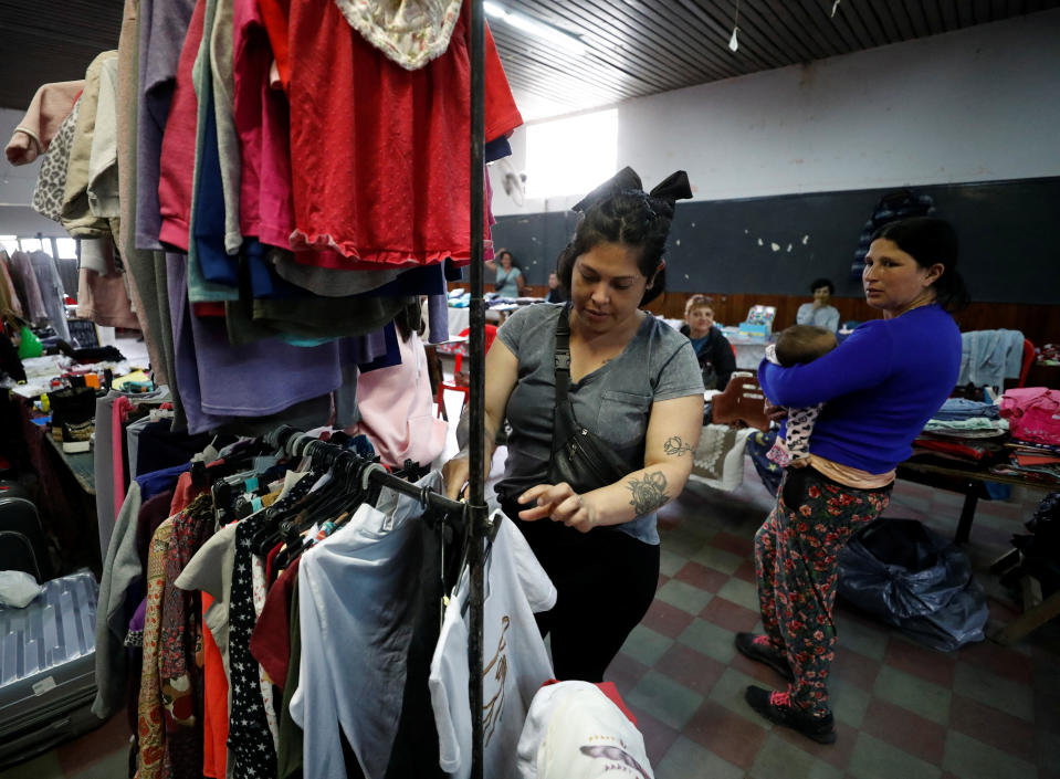 <p>“La gente viene muy desesperada. Sus salarios no alcanzan, las cosas están cada día peor”, dice Sandra Contreras, fundadora de este lugar. “A la gente no le queda dinero, necesita llevarse algo a casa, así que no hay más remedio que hacer trueques”. (Foto: Agustin Marcarian / Reuters).</p> 