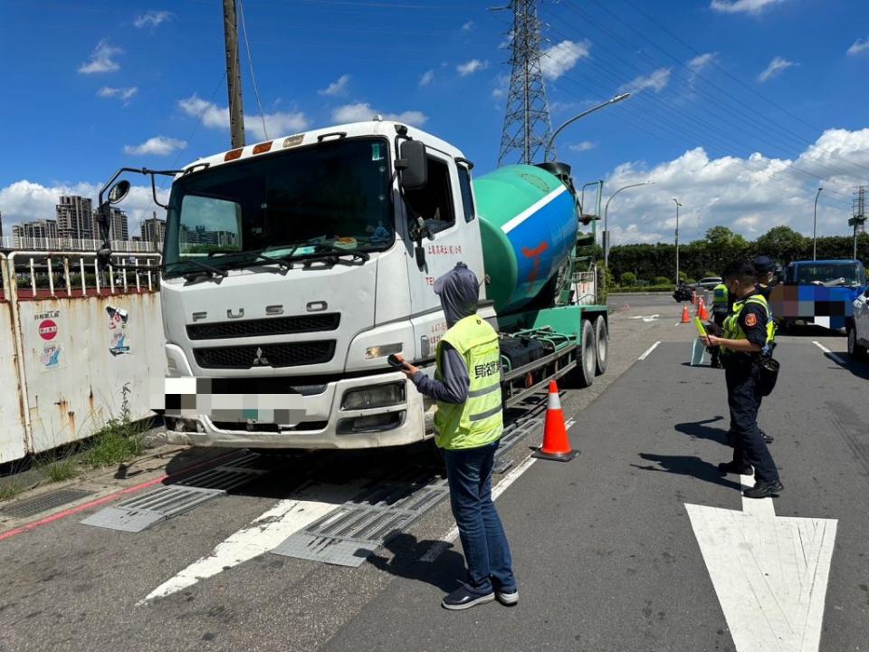 中和警分局利用高機動性的「活動式地磅」在大型車經過的熱門路段機動攔查。（中和警分局提供）