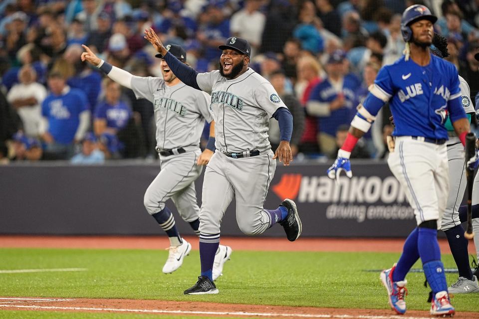 Mariners relief pitcher Diego Castillo celebrates after Seattle's 10-9 win.