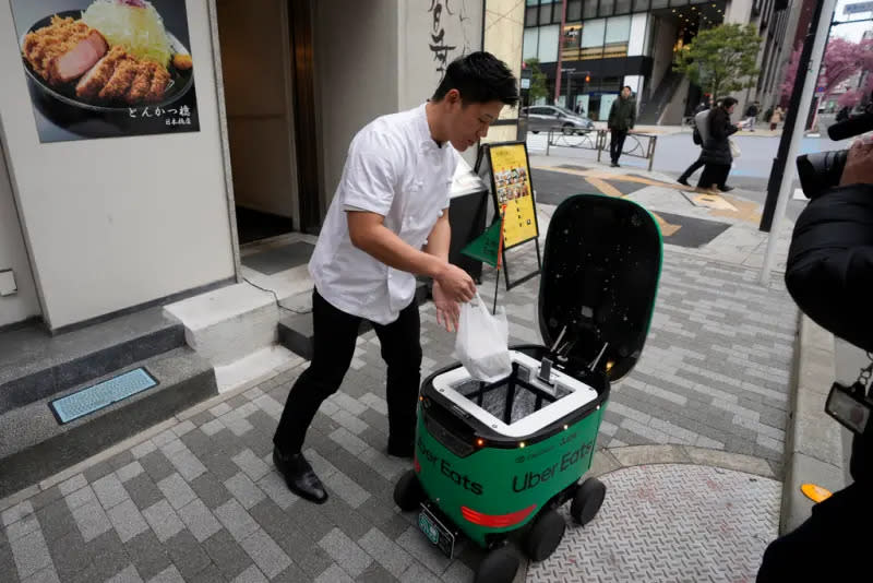 ▲餐點送達後，使用者只要輸入密碼就能自動取餐，在疫情後也落實「取餐零接觸」的方針。（圖／美聯社／達志影像）