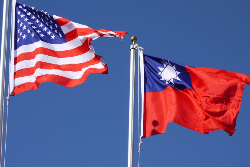 美國一項最新民調顯示，大多數美國人支持美軍在台灣周圍加強軍事部署，因為民主台灣面臨來自中國的威脅與日俱增。圖為中華民國與美國國旗飄揚。（中央社資料照）