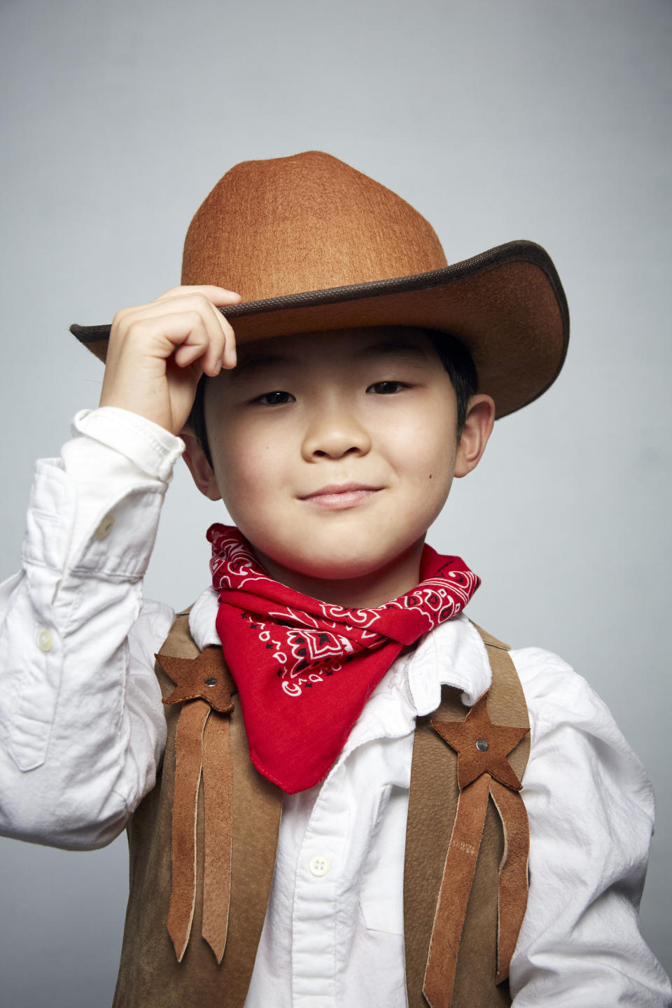 Alan Kim posa durante la promoción de la película "Minari" en Music Lodge en el Festival de Cine de Sundance el lunes 27 de enero de 2020 en Park City, Utah. (Foto Taylor Jewell/Invision/AP)