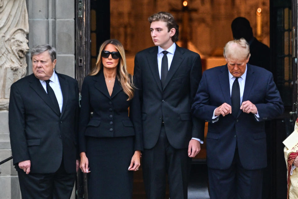 Barron Trump mit seinem Vater Donald Trump, seiner Mutter Melania Trump und seinem Opa Viktor Knavs bei der Beerdigung seiner Oma Amalija Knavs (Bild: GIORGIO VIERA / AFP)