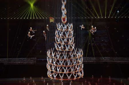 Performers dance in the rain during the 2014 Nanjing Youth Olympic Games opening ceremony, in Nanjing, Jiangsu province, August 16, 2014. REUTERS/Aly Song