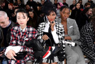 Tiens, tiens… Janelle Monáe a elle aussi convié son petit sac-chien au défilé Thom Browne. Cela fleure bon le cadeau VIP ! L'artiste de soul a pris place entre le mannequin chinois Xiao Wen Ju et Jeremy O. Harris, le dramaturge américain qui dépoussière Broadway avec ses pièces engagées, pour découvrir les créations de la nouvelle collection. ©Getty Images