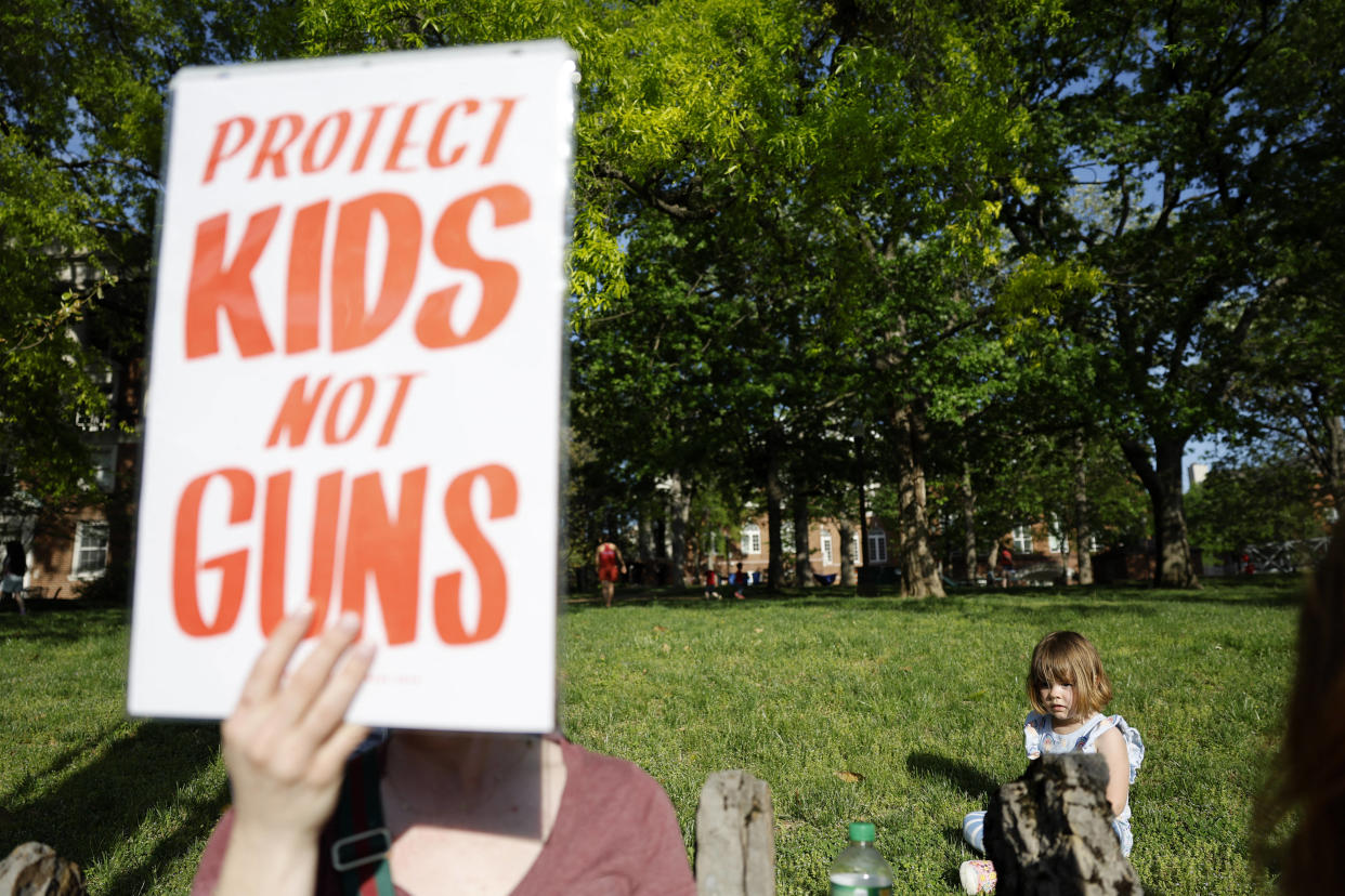 Une personne tient une pancarte « protégez les enfants, pas les armes », après une tuerie à Nashville en avril 2023.