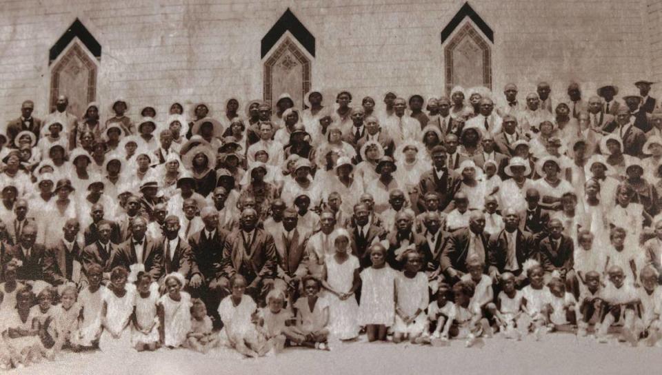 Una foto antigua de los feligreses de St. John Institutional Missionary Baptist Church se muestra en el interior de la sala de confraternidad de la iglesia el domingo 23 de julio de 2023 en el histórico vecindario de Overtown, en Miami. La iglesia, que está siendo renovada, está inscrita en el Registro Nacional de Lugares Históricos (NRHP).