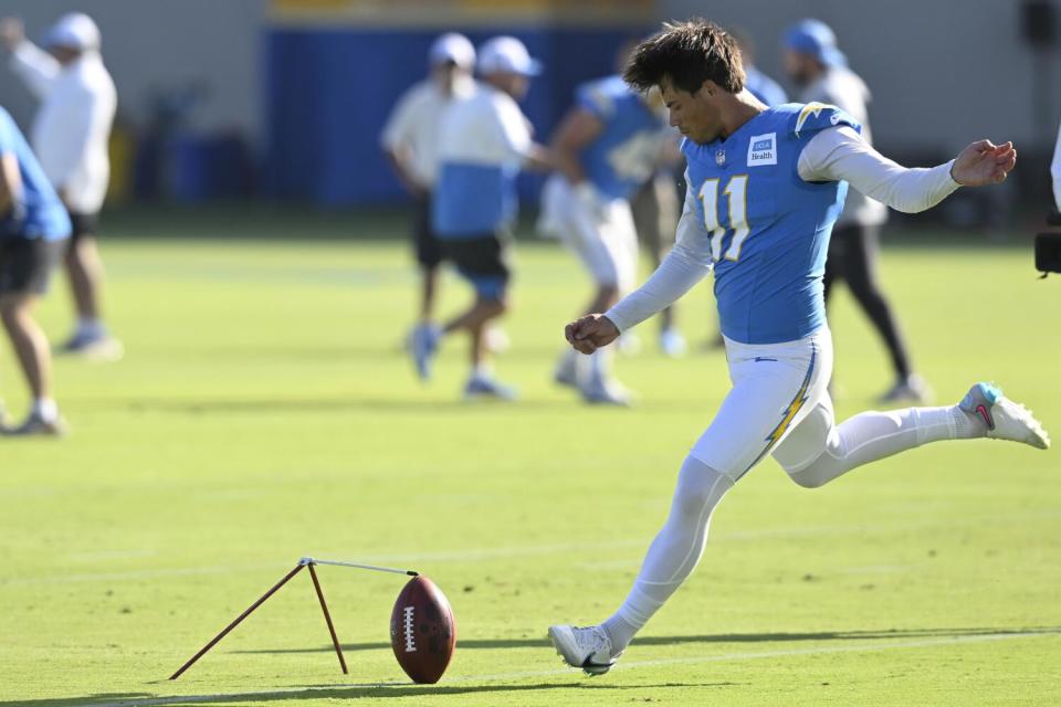 Cameron Dicker, de los Chargers, practica patear goles de campo durante el campamento de entrenamiento el sábado en El Segundo.