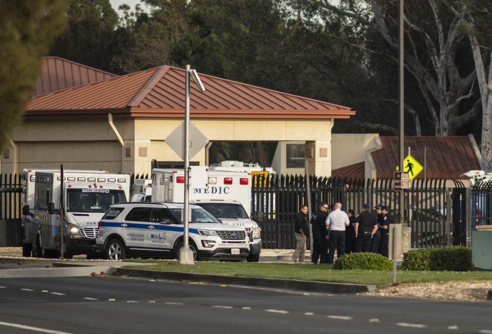 Un grupo de ambulancias de la cooperativa Solano EMS, estacionadas en el centro de visitantes de la base aérea Travis, anexa a Fairfield, California, el domingo 16 de febrero de 2020. (AP Foto/Hector Amezcua)