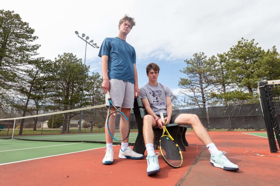 Los destacados tenistas senior de Topeka West, Miles Cusick, a la derecha, junto a su hermano, Ian Cusick, defenderán su doble título estatal ganado el año pasado.