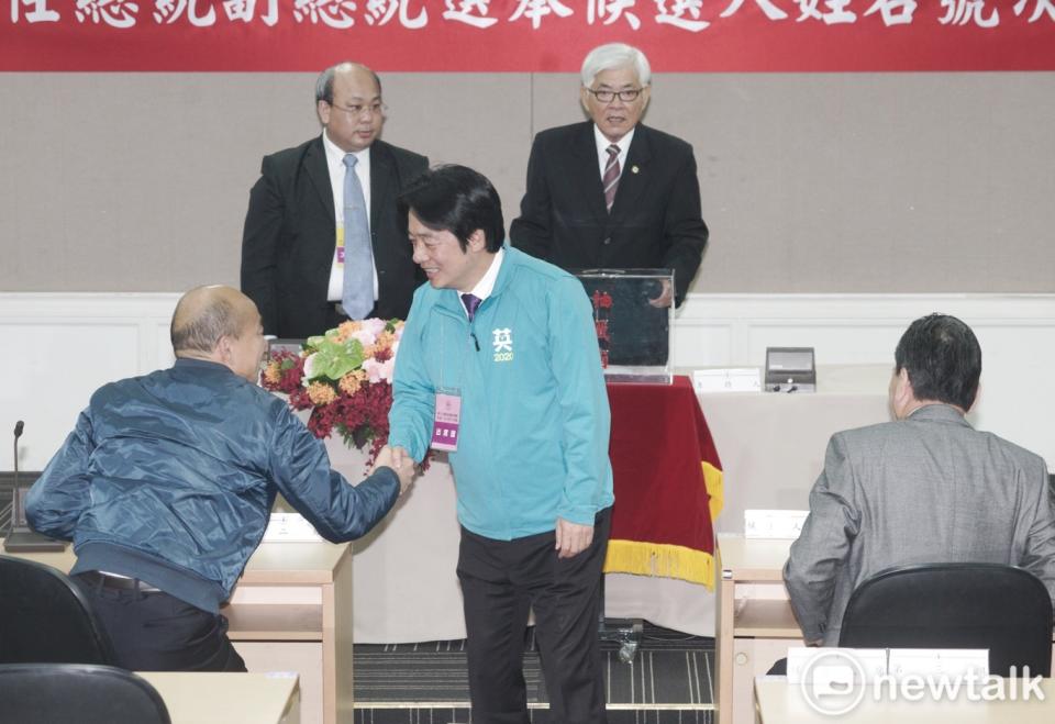 中選會今進行總統副總統候選人號次抽籤，賴清德抽完籤後，向韓國瑜握手致意。   圖：張良一/攝