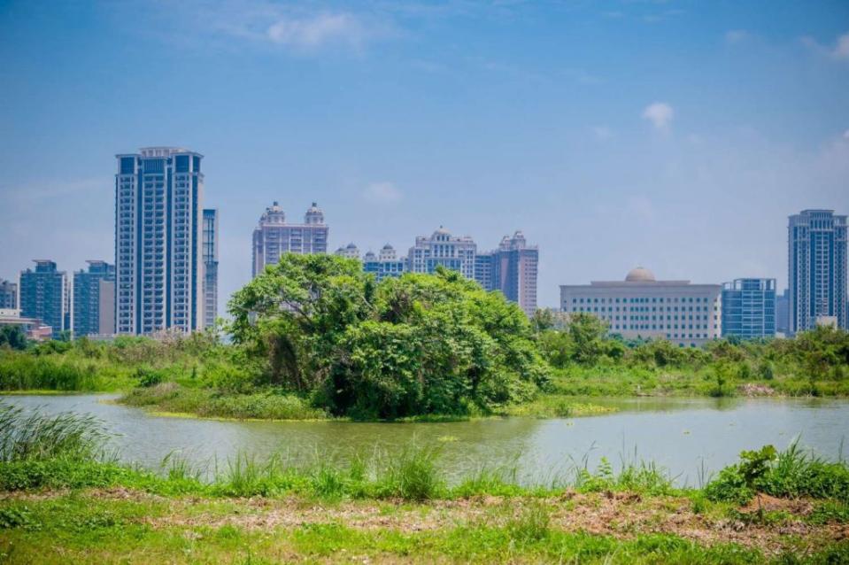 新竹市政府近日完成左岸完工兩項工程，包含「全線濱河自行車綠廊道景觀優化」以及「新竹左岸生態環境與棲地改善」等兩大工程。(記者曾芳蘭攝)