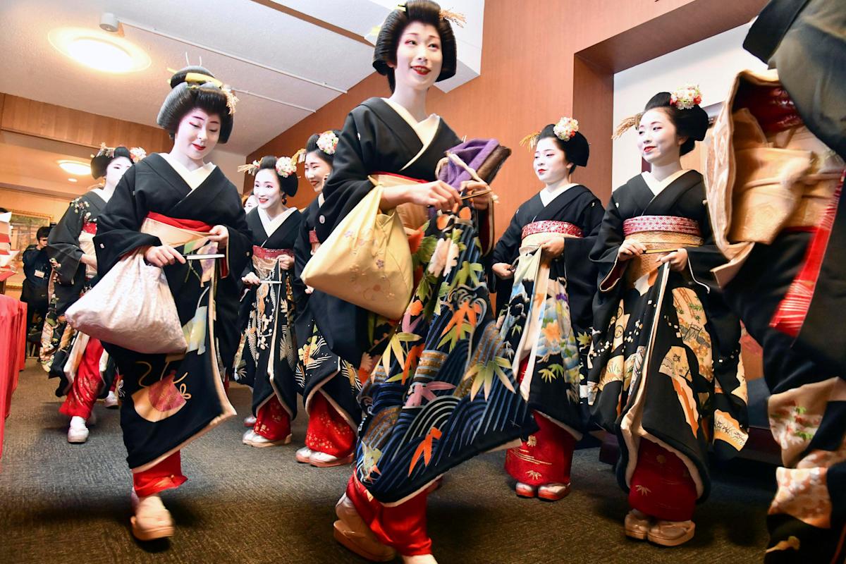 Distrik geisha yang indah di Kyoto melawan over-tourism dengan tanda larangan masuk