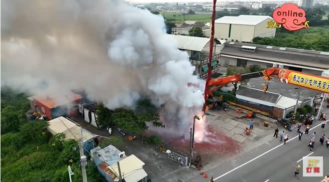 高空吊炮施放。（圖／寶島神很大）