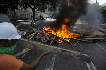 Demonstrators build a fire barricade while clashing with riot security forces during a rally against President Nicolas Maduro in Caracas, Venezuela, May 24, 2017. REUTERS/Carlos Barria