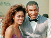 <p>Ebenfalls etwas fürs Badezimmer bekam die erste Frau von Boxlegende Mike Tyson, Robin Givens. Er schenkte ihr in den 80er-Jahren eine goldene Badewanne mit 24 Karat. (Bild-Copyright: Reed Saxon/AP Photo) </p>