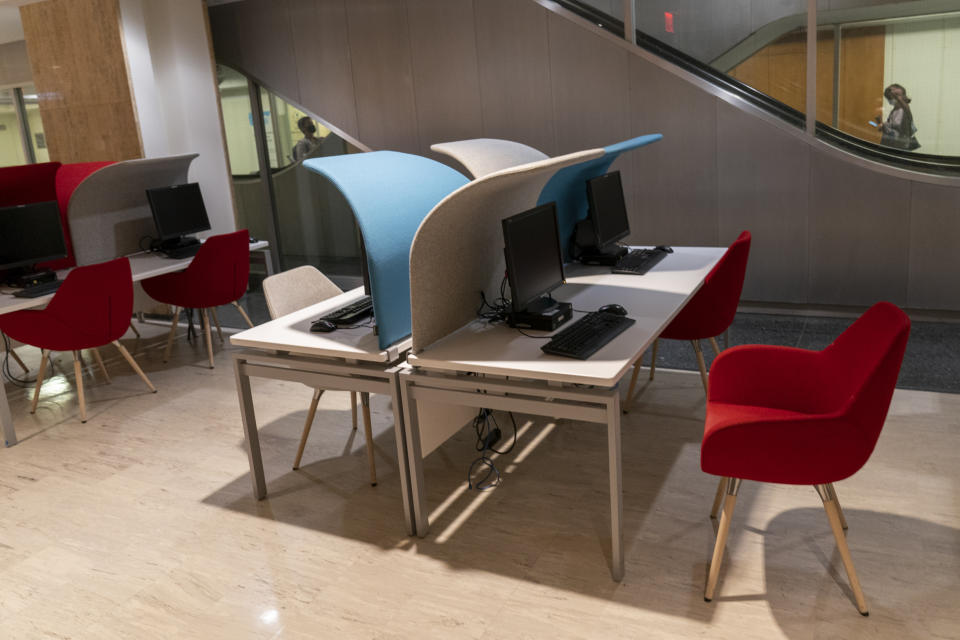 Estaciones de trabajo lucen vacías durante la 75ta sesión de la Asamblea General de Naciones Unidas, el martes 22 de septiembre de 2020, en la sede de la ONU, en Nueva York. (AP Foto/Mary Altaffer)