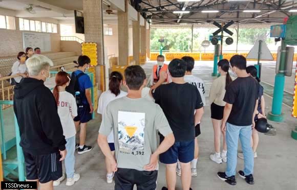 麻豆監理站因應寒假期間學生機車考照人潮並提昇便民服務，將開辦週六機車考照暨未滿十八歲違規親子講習。（記者李嘉祥攝）