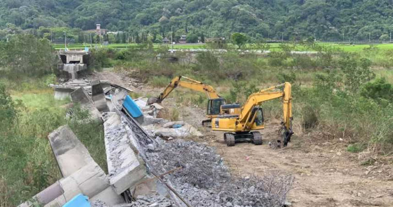 918地震造成富里鄉崙天大橋坍塌。（圖／花蓮縣府提供）