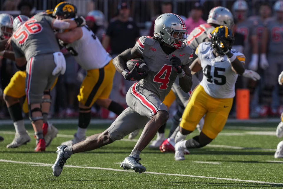 COLUMBUS, OHIO - 05 OKTOBER: Penerima lebar Jeremiah Smith #4 dari Ohio State Buckeyes membawa bola melawan Iowa Hawkeyes pada kuarter kedua di Stadion Ohio pada 05 Oktober 2024 di Columbus, Ohio. (Foto oleh Jason Mowry/Getty Images)