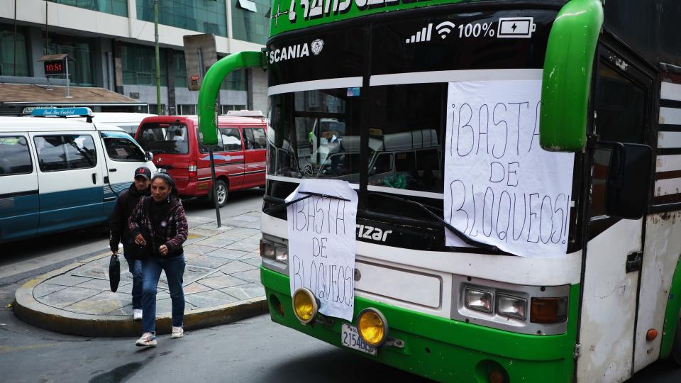 Transportes públicos cortan calles en reclamo.