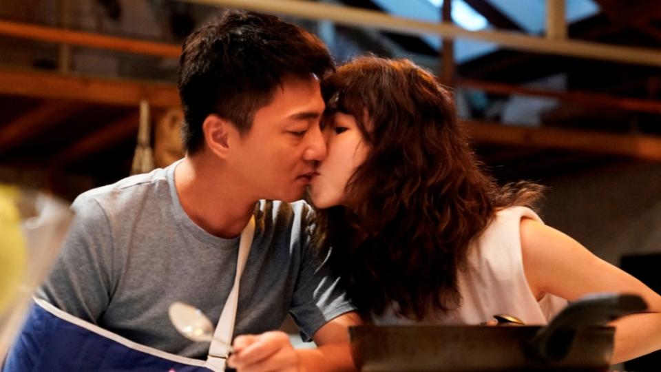 謝盈萱和藍葦華在劇中有親吻戲。（圖／華視、CATCHPLAY提供）