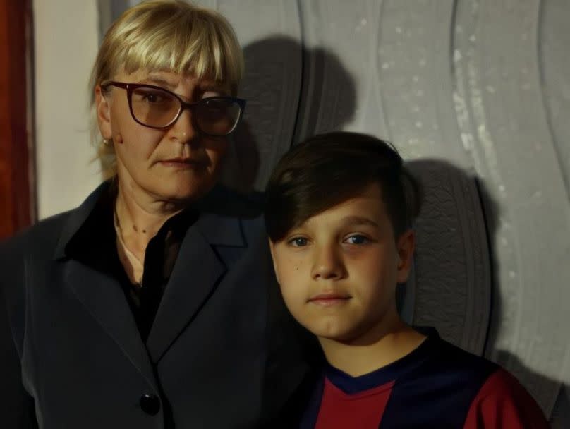 Sascha und seine Oma, Liudmyla, vor der russischen Invasion 2022.