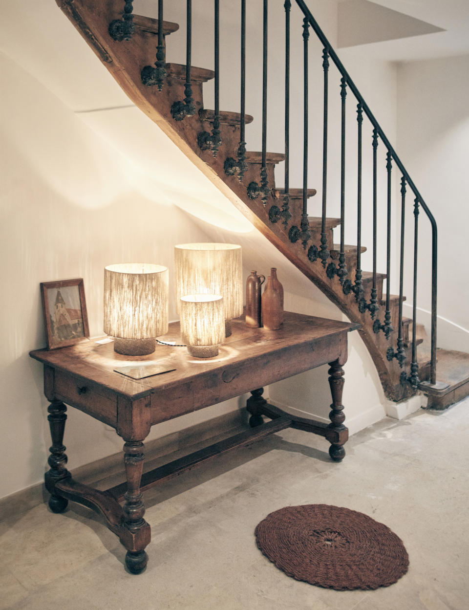 <p>Voilà un espace intérieur qu’il est difficile d’aménager. L’idée maligne de Maison de Vacances est d’installer une table de style ancienne ferme servant de meuble d’entrée. Manquant de luminosité, une ou plusieurs lampes Kalé illuminent ce coin renfoncé. Ajoutez à cela quelques objets pour amplifier le style donné. Une astuce simple qui fera néanmoins la différence. </p><br>