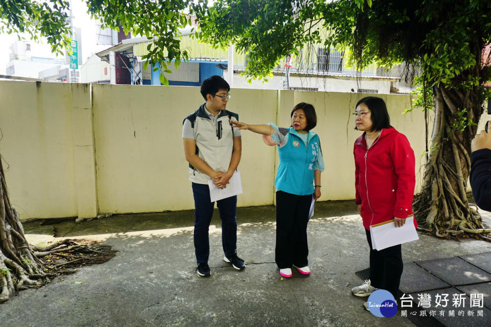 桃園市議員呂林小鳳、大安國小校長林世娟於圍牆內進行向內退縮會勘。