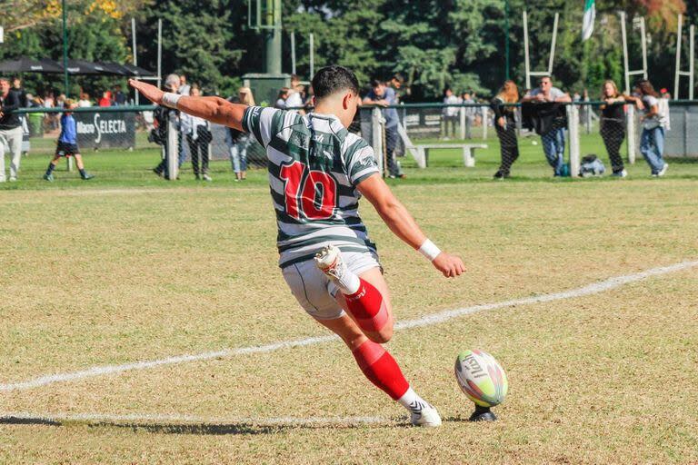 Martino Pucciarello, jugando para la M19 del Jockey de Rosario, siempre con la 10 en la espalda