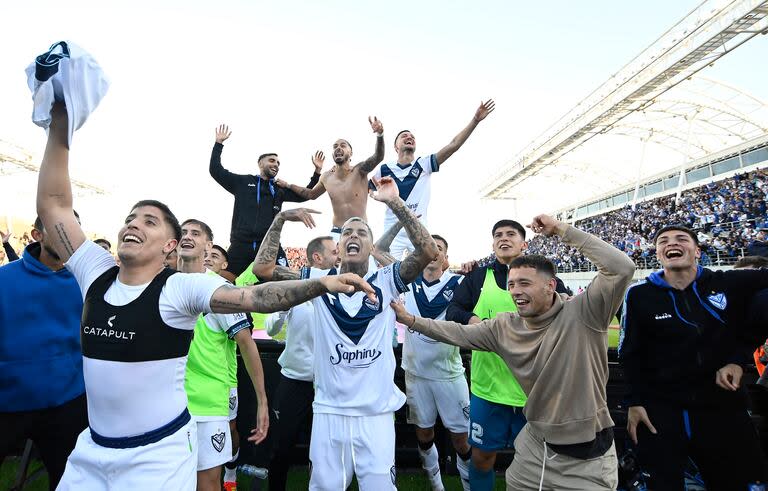 El festejo de los jugadores de Vélez tras vencer a Argentinos Juniors en San Nicolás, por las semifinales de la Copa de la Liga 2024