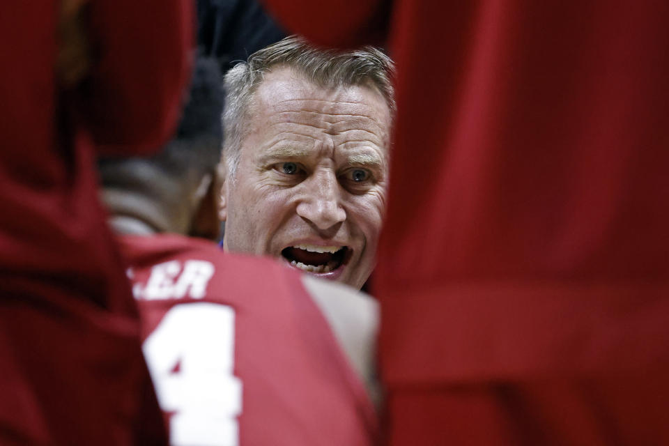 Alabama head coach Nate Oats talks to his players during a timeout in the first half of an NCAA college basketball game against Tennessee, Wednesday, Feb. 15, 2023, in Knoxville, Tenn. (AP Photo/Wade Payne)