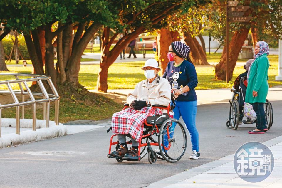 是否開放80歲以上免巴氏量表評估即可申請外籍看護，各方意見仍未達成共識。（示意圖，本刊資料照）