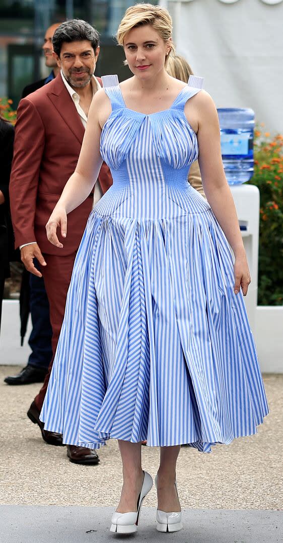 Greta Gerwig hizo su primera aparición como presidenta del jurado del Festival de Cine de Cannes 2024 en la sesión fotográfica del jurado que se celebró en el Palacio de Festivales. La directora de Barbie eligió un diseño de la colección de Alta Costura Primavera 2024 de Maison Margiela