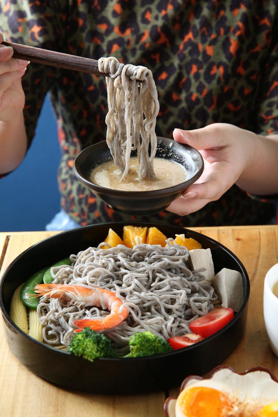 「橙香胡麻冷沾麵」黑芝麻麵條蘸上胡麻醬，齒頰留香。（200元／份）